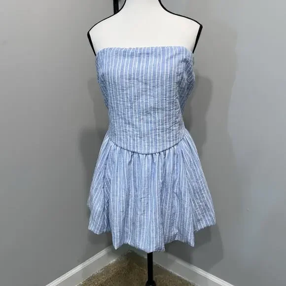 Urban Outfitters Kimchi Blue & White Medium Strapless Open-Back Bubble Romper - Picture 1 of 13